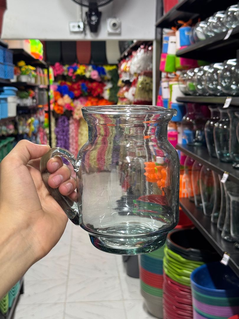 Jarra de vidrio con diseño elegante y ondulado