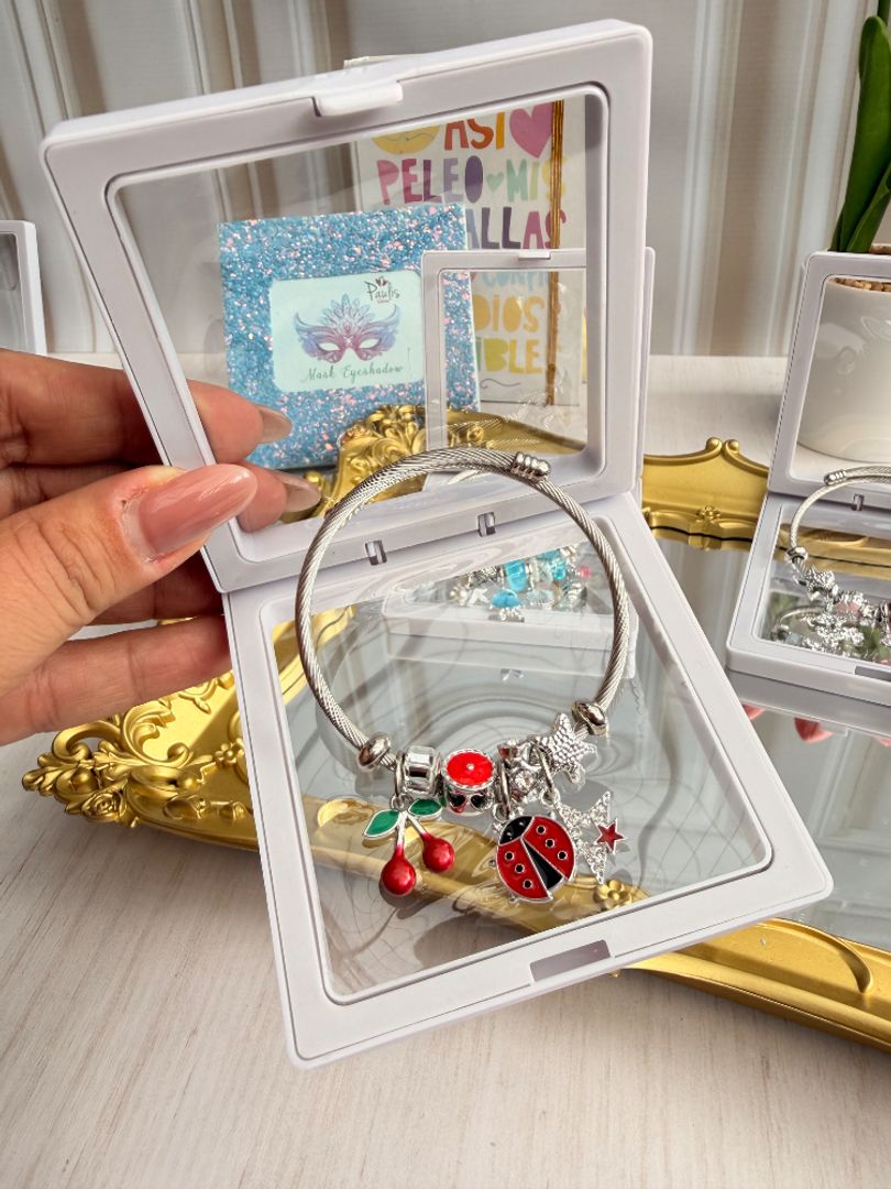 Pulsera tipo Pandora en caja 