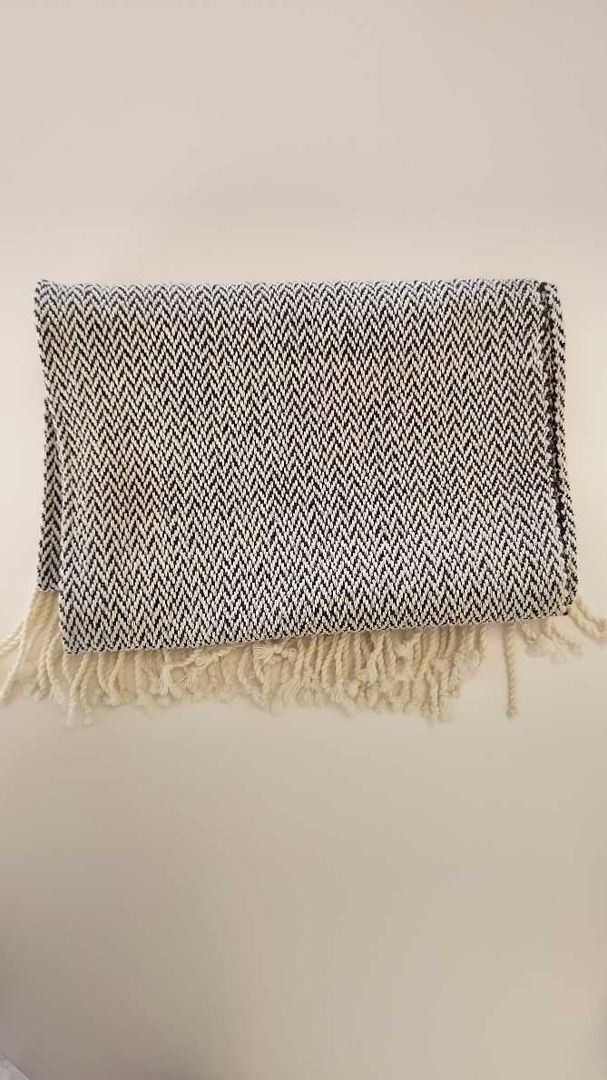 Camino de mesa, negro con blanco