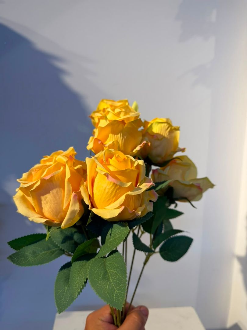 ROSA X 8 GRANDE COLOR AMARILLA