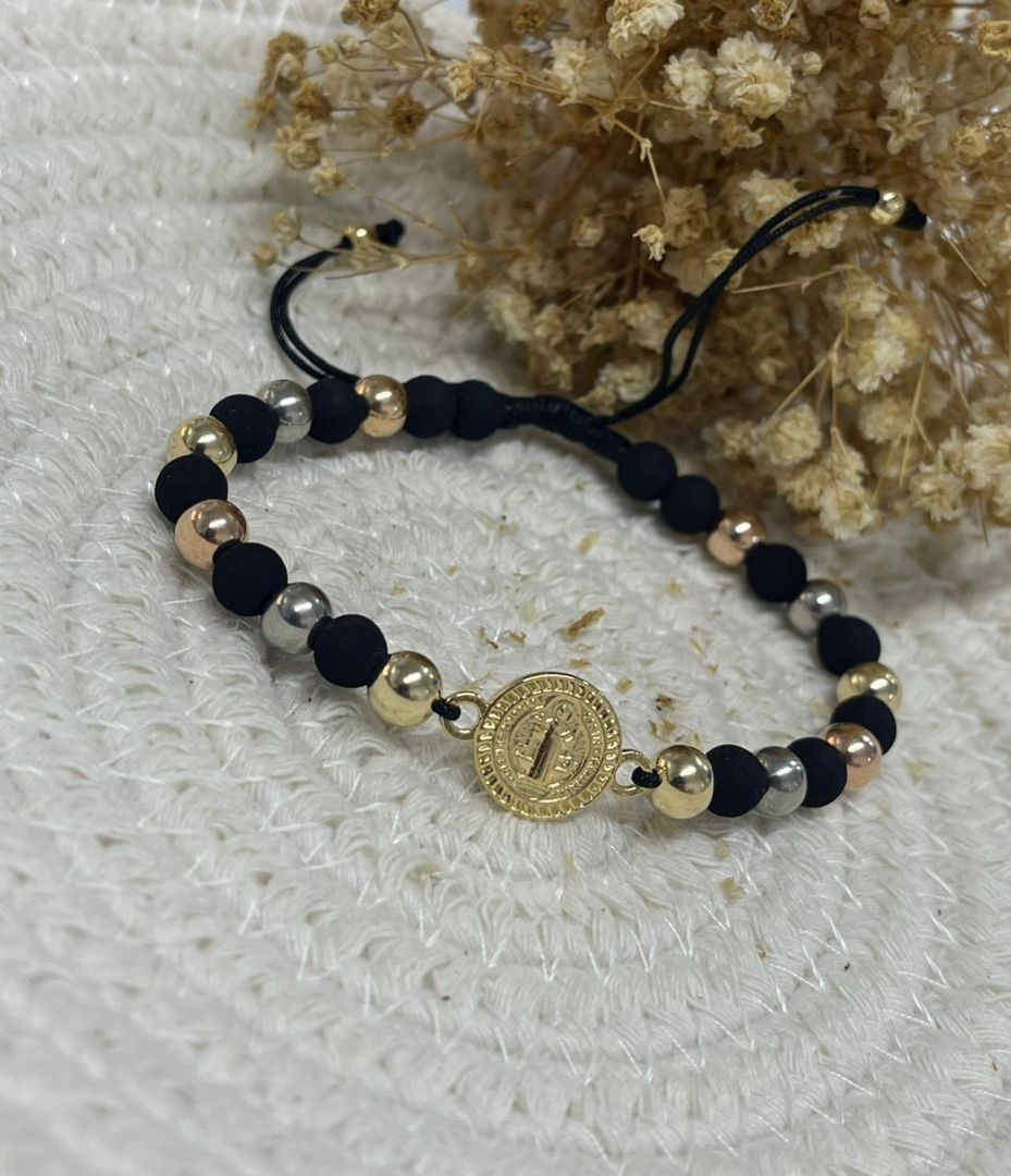 Pulsera san benito tallado tejida en balin 6mm en 3 oros