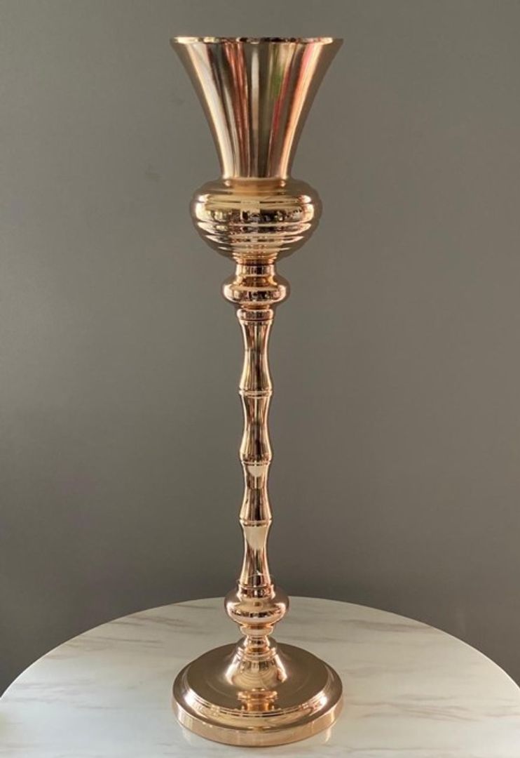 Base para flores dorada en metal.