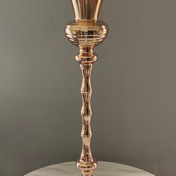 Imagen del producto Base para flores dorada en metal.