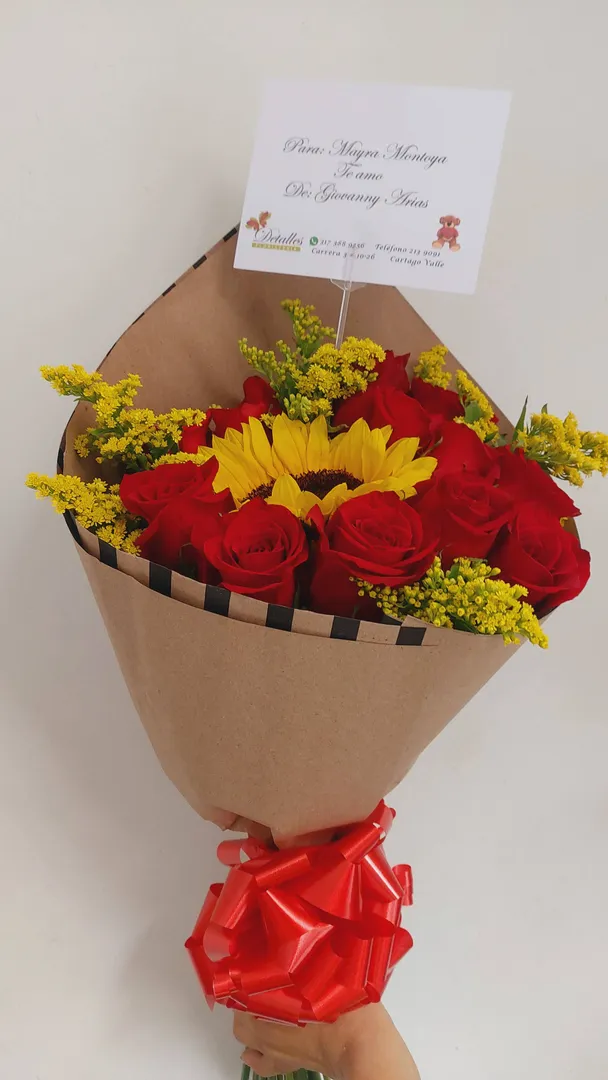 cono sencillo 1 girasol y 12 rosas