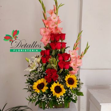 Imagen del producto gladiolos y rosas agrupadas