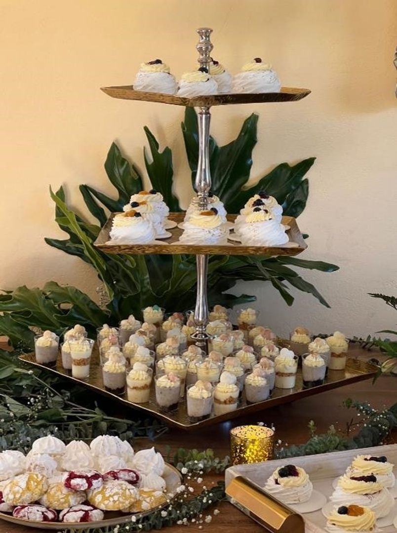 Base para pasteles dorada en acero martillado