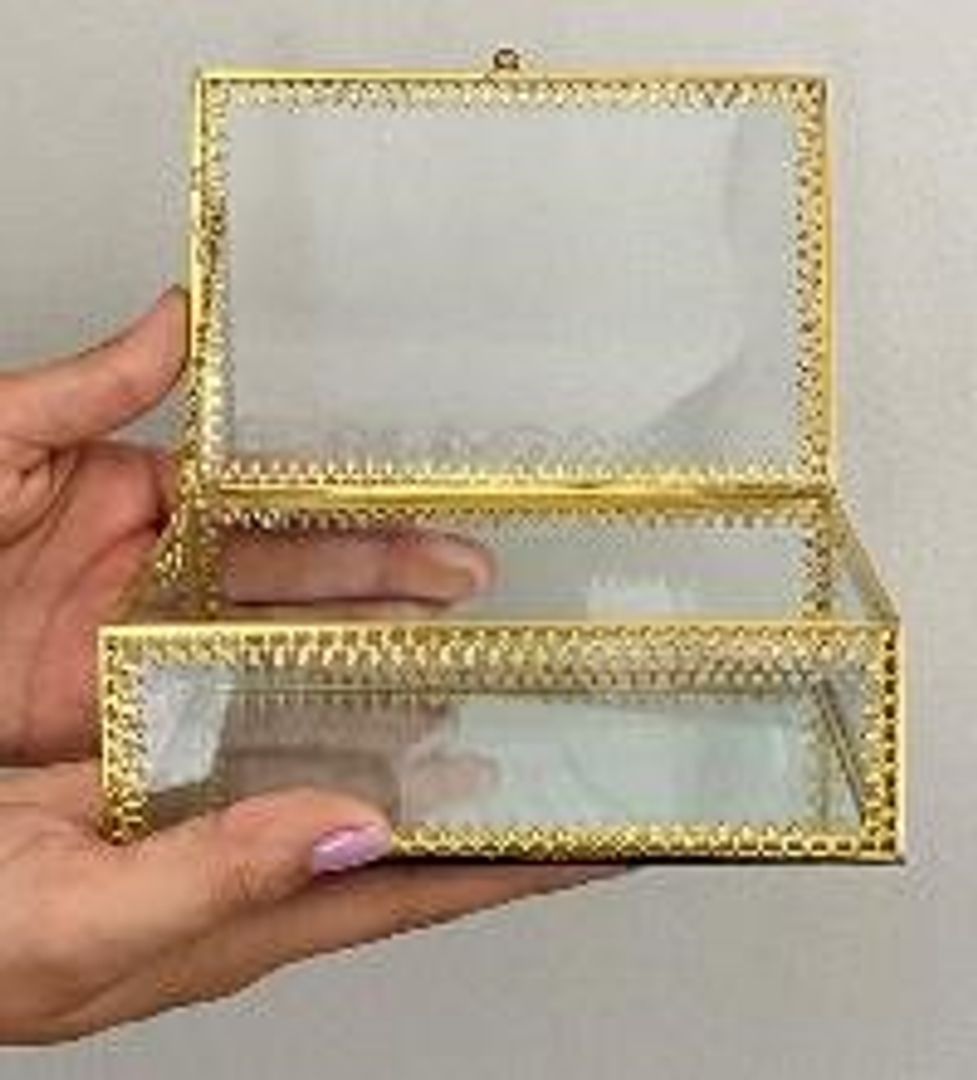 Cajitas de regalo doradas.