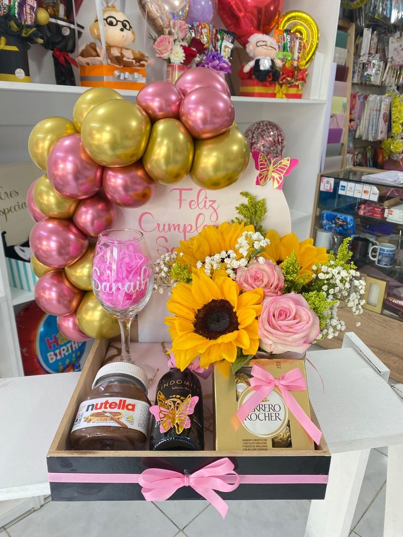 Vino, copa, chocolates y rosas