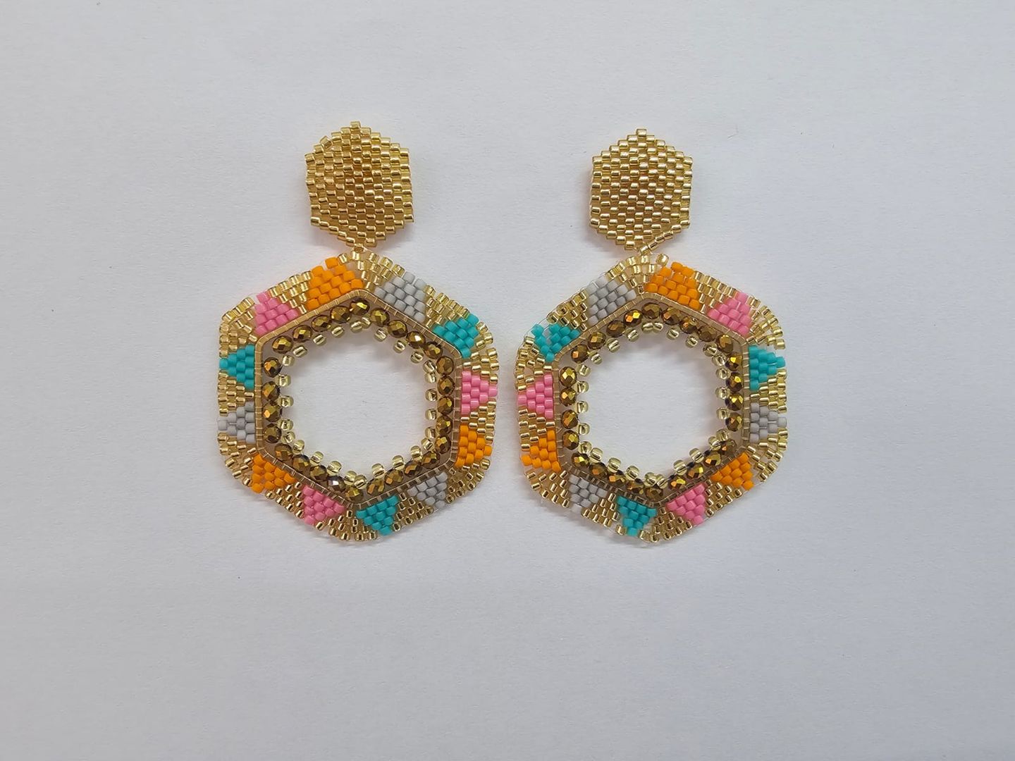 Arete tejido en hexágono multicolor