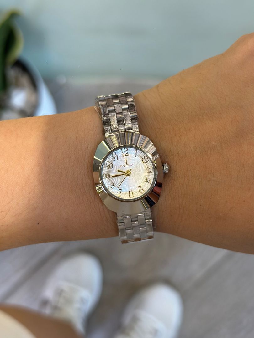 Reloj redondo plateado 