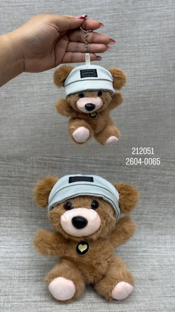 LLAVERO DE OSITO CON GORRA