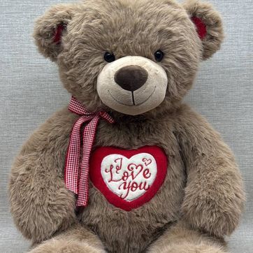 Imagen del producto OSO CON CORAZON BORDADO 80CM