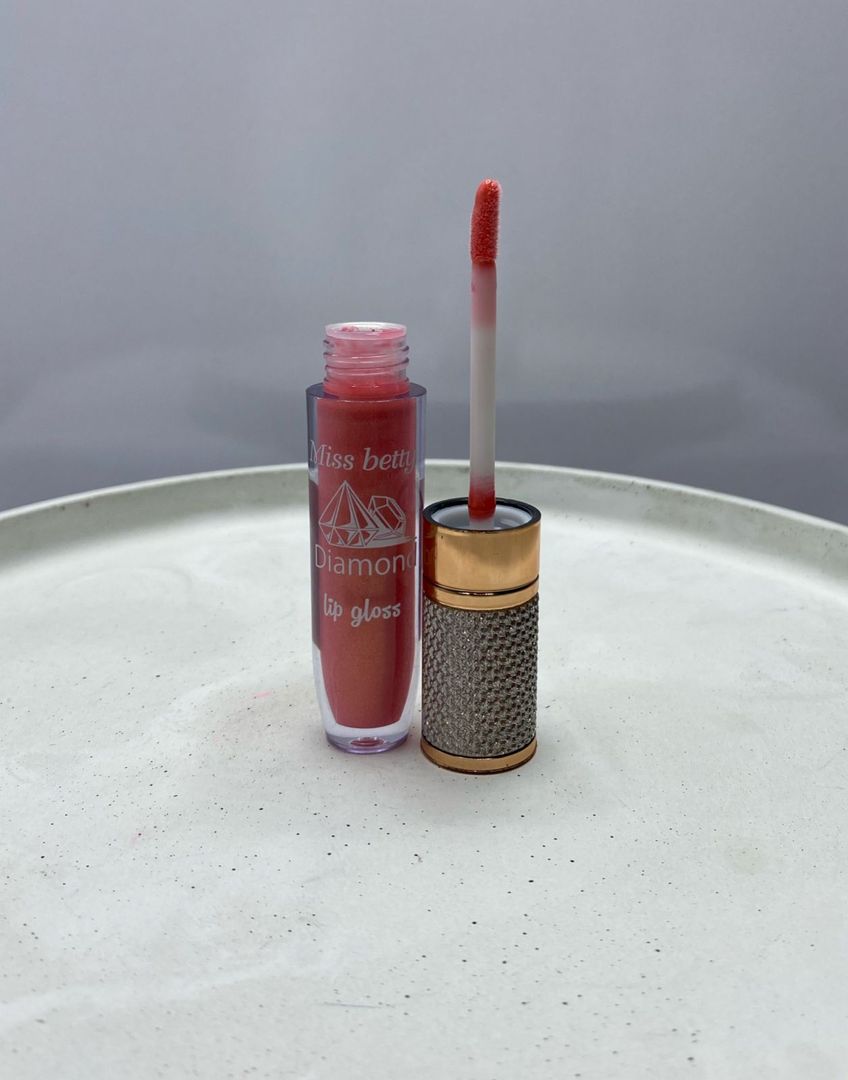 Brillo de labios con un poco de color 