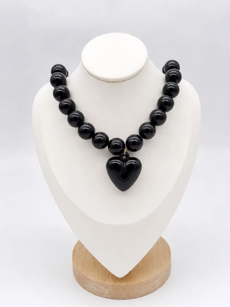 Collar chicle # 16 Negro corazón macizo
