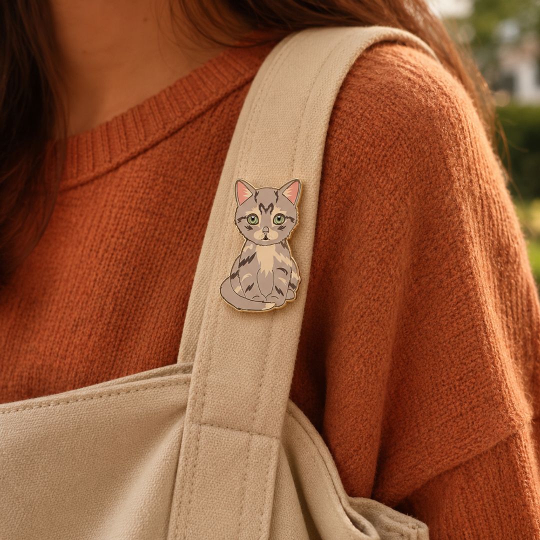 PIN GATO BEIGE ATIGRADO
