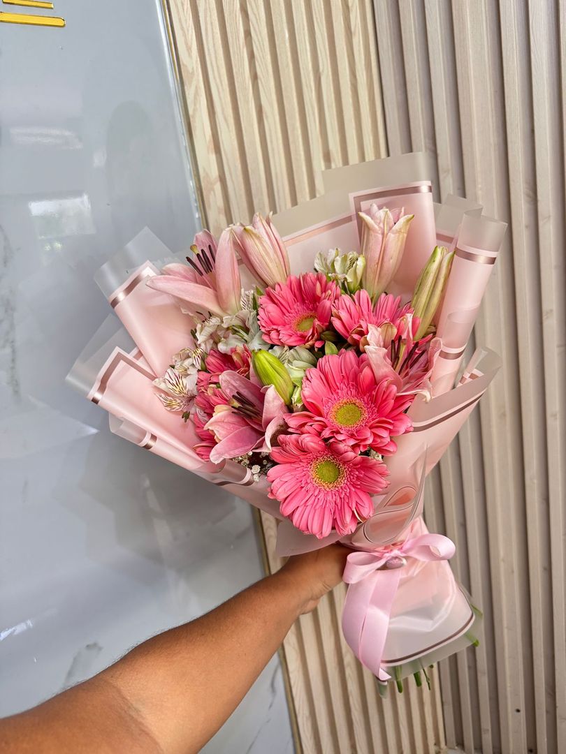 Gerberas y lirios