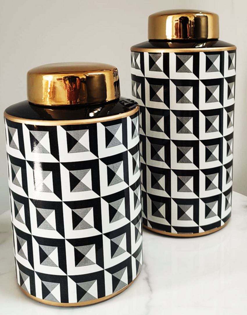 Jarrones de cerámicas en blanco con negro