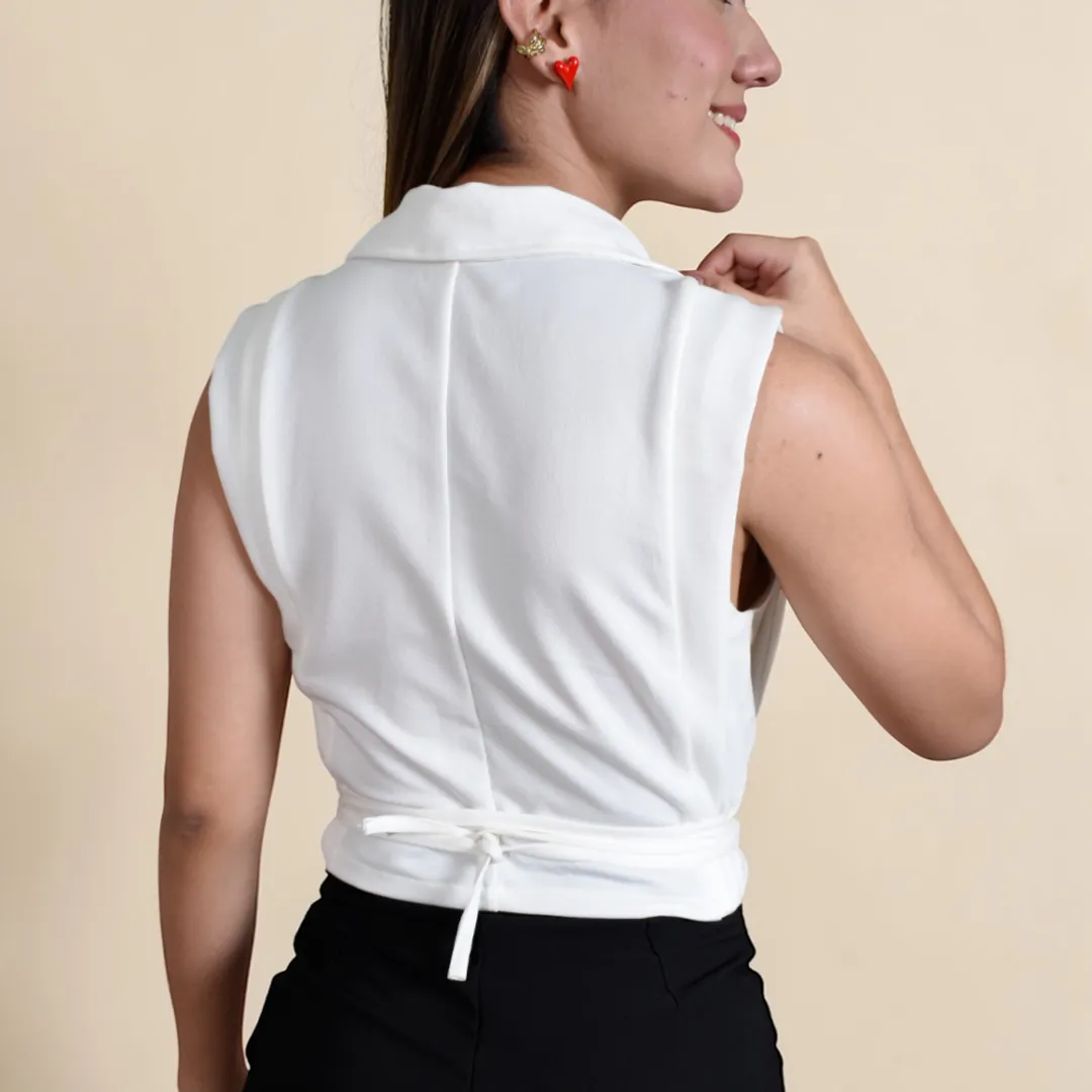 Blusa elegante tipo crop con broche