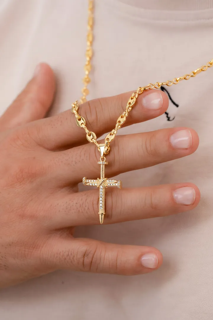 Cadena Gucci gruesa dije cruz clavos 
