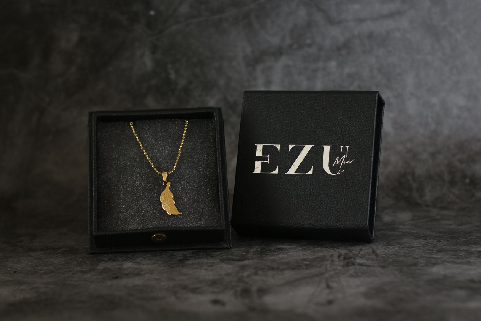 Cadena militar pluma dorada