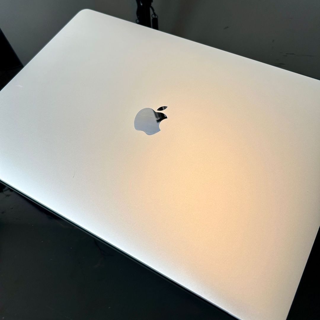 MacBook Pro A1990 15,4 