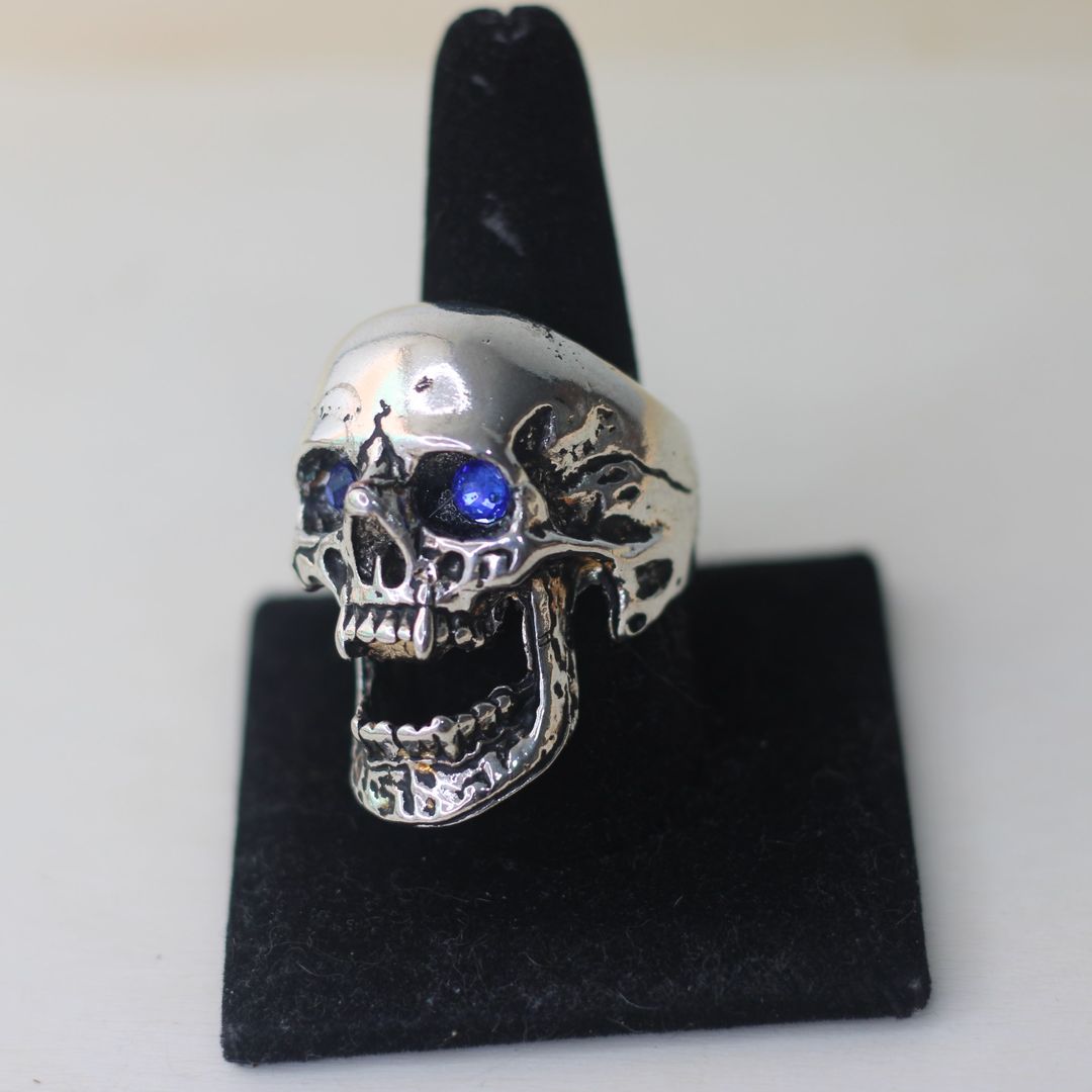 ANILLO CALAVERA OJOS AZULES GRANDES