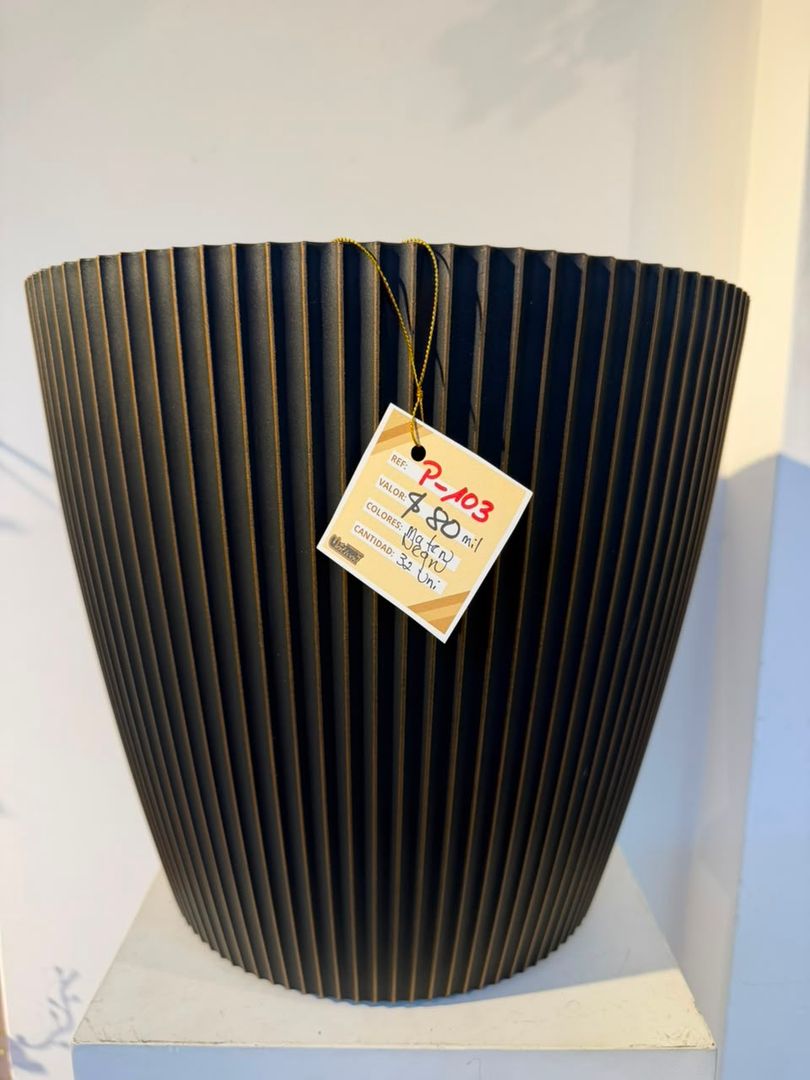 MATERO PLASTICO TALLADO NEGRO CON DORADO