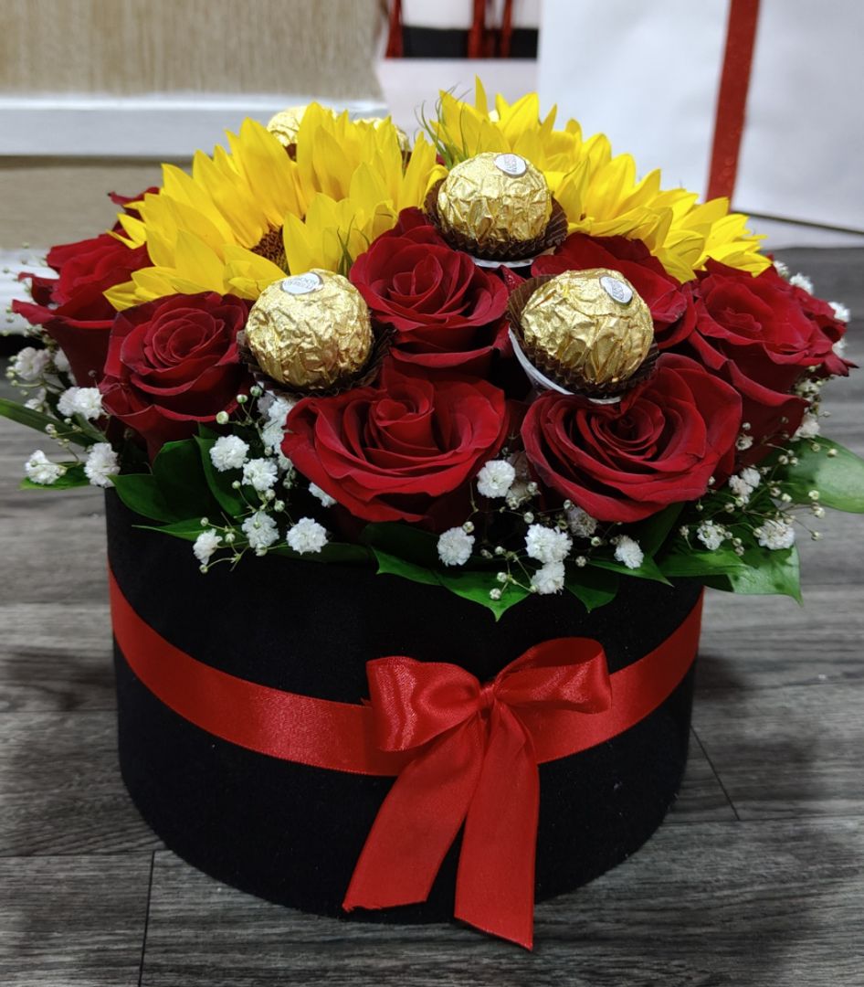 caja de rosas, girasoles y 6 chocolates ferrero