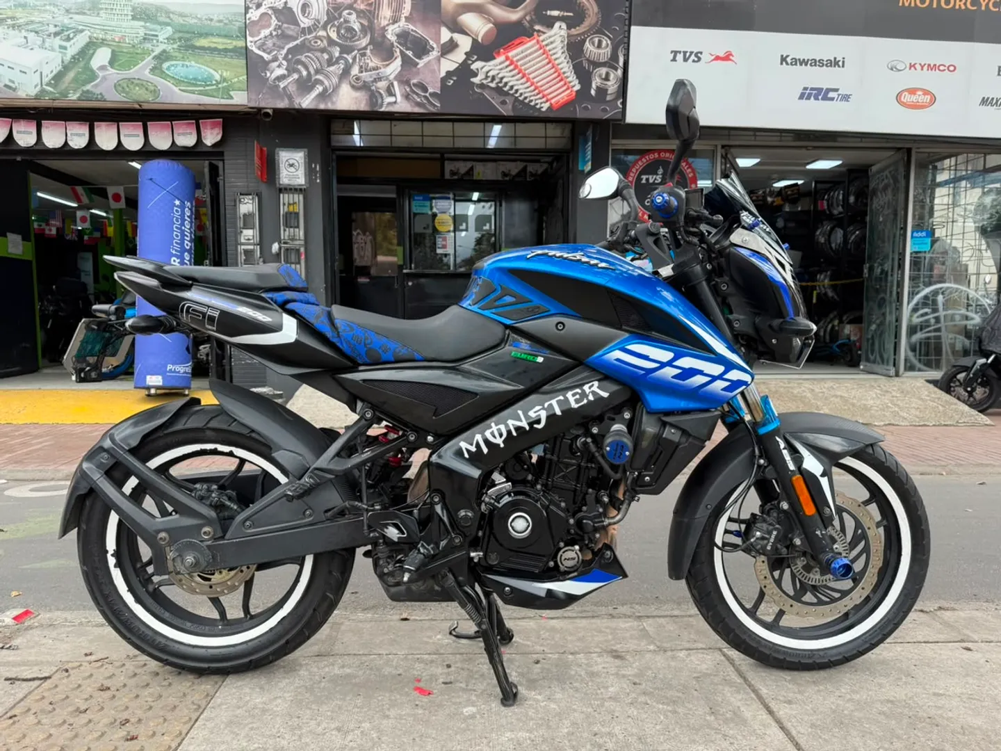 BAJAJ PULSAR NS  200 FI ABS