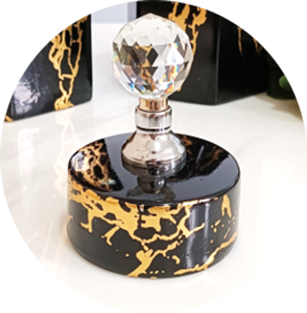 Anforas cerámicas en dorado con negro