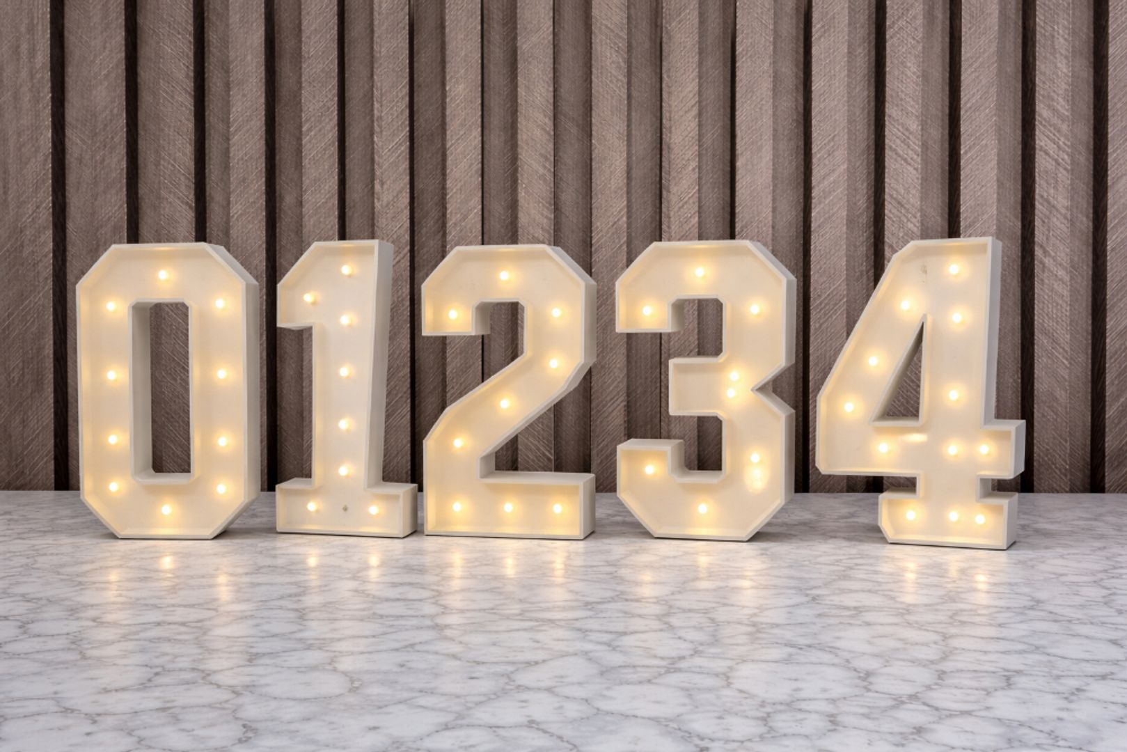 NÚMEROS LUZ LED 1 METRO DE ALTO CARTÓN PLUMA- FOAM BOARD LUZ CÁLIDA SE USA CON 3 PILAS AA