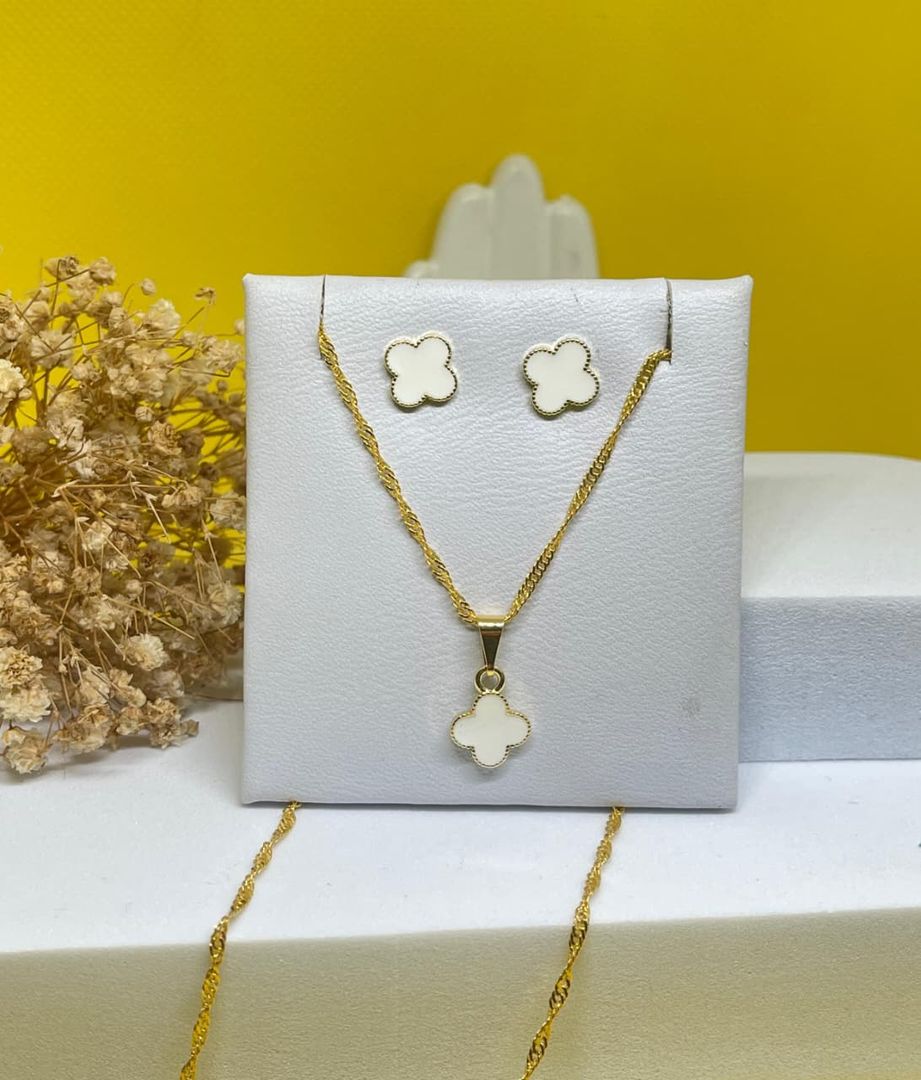 Conjunto cadena singapur 45cm + dije y topos van cleef blancos