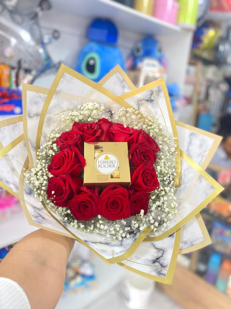 Ramo de rosas con chocolates ferreros 