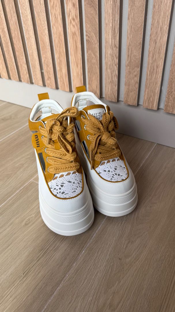 Tenis plataforma 3 destapados amarillo 