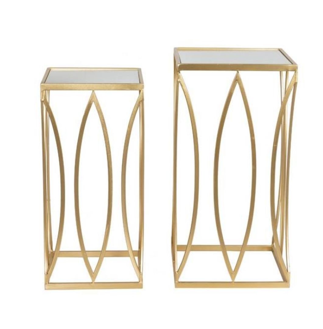 Set de dos mesas doradas con espejo.