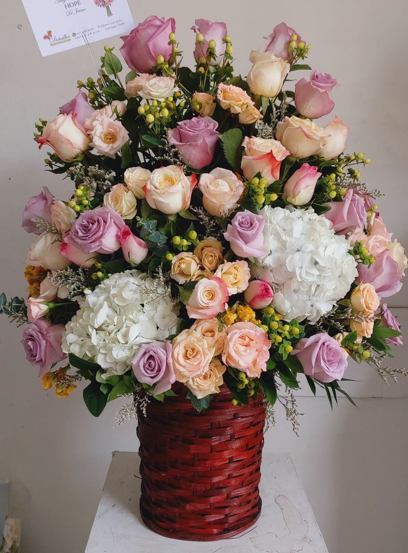 canasta con rosas