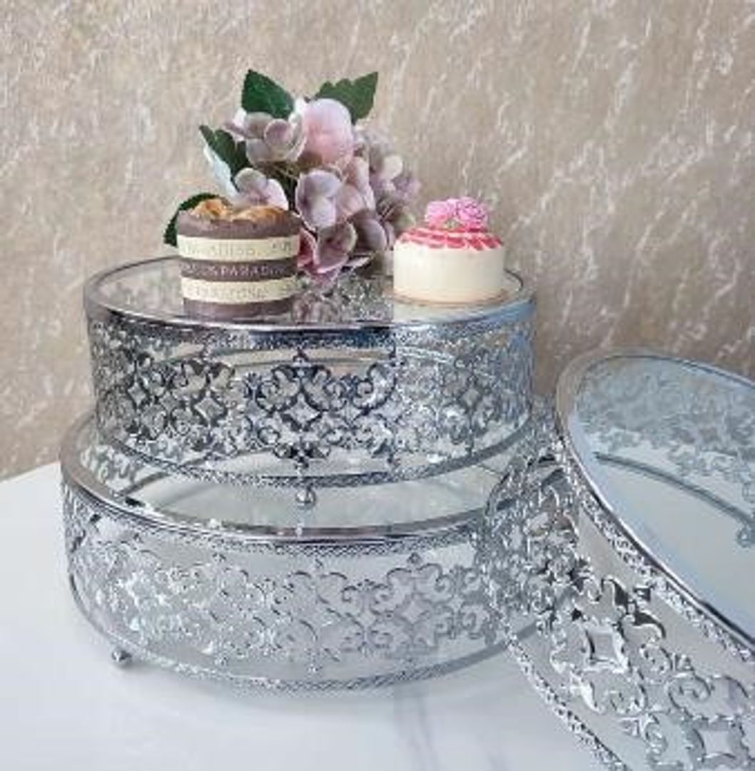 Set de tres bases en metal color plateado con acrílico