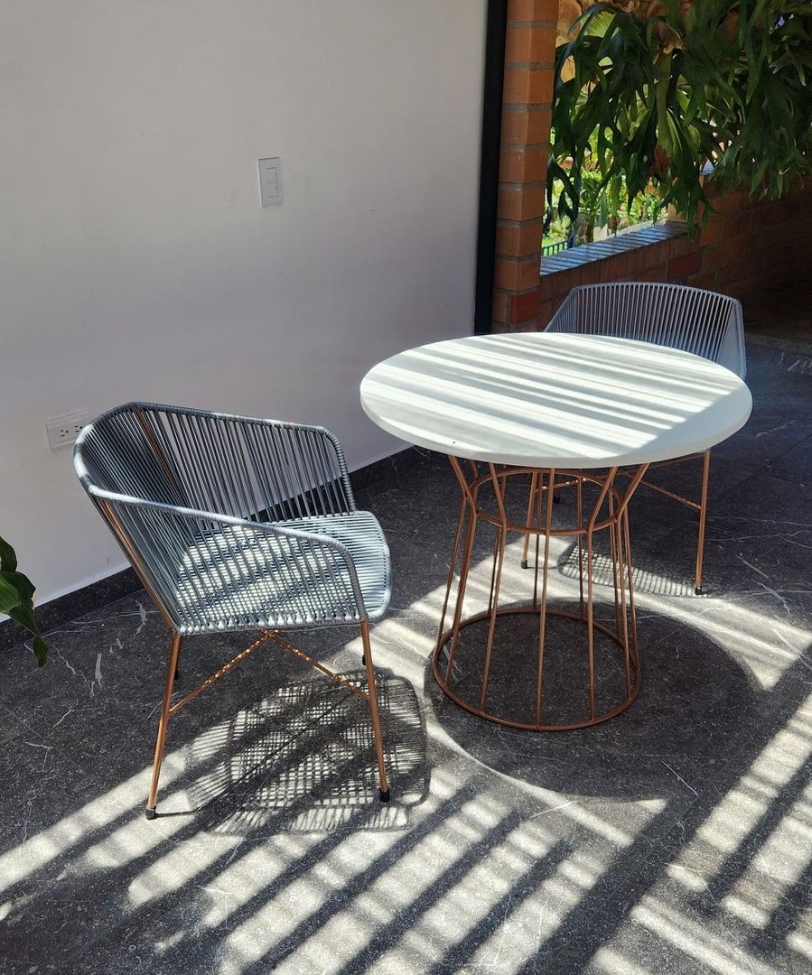 Mesa auxiliar en concreto 80 cm y 2 sillas.