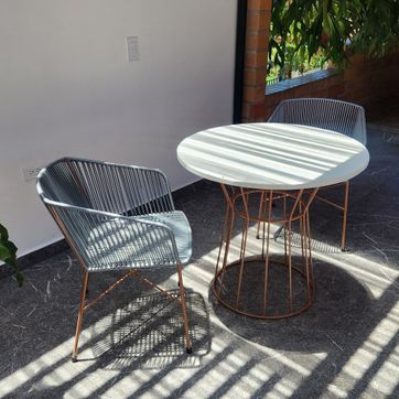 MESA AUXILIAR EN CONCRETO 80 CM y 2 SILLA - imagen 1