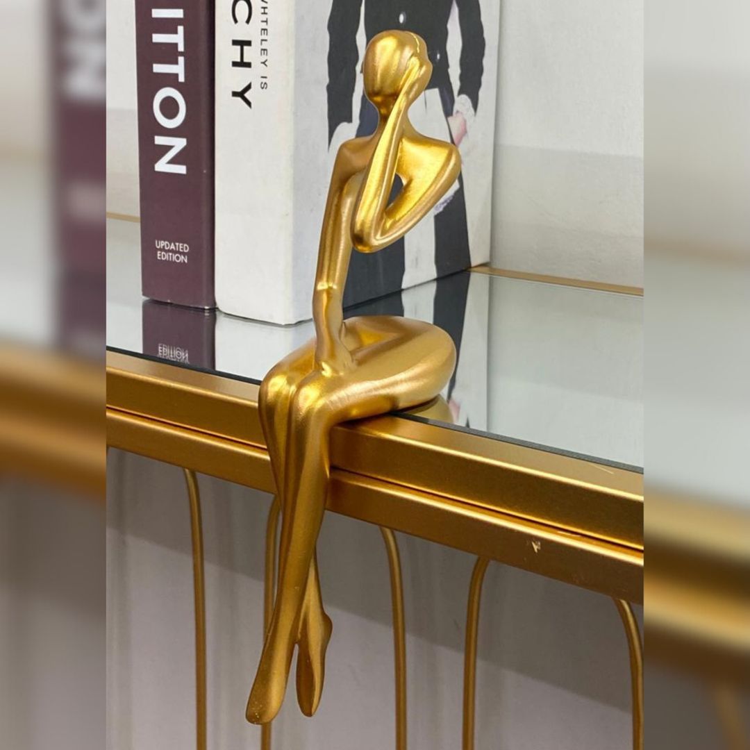 Adorno en resina dorada.