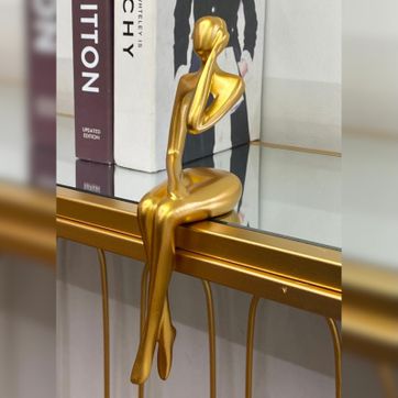 Imagen del producto Adorno en resina dorada.