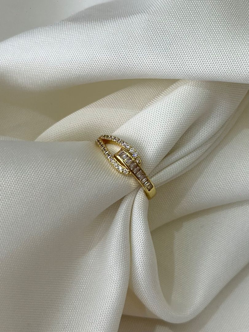 Anillo entrelazado circonias 
