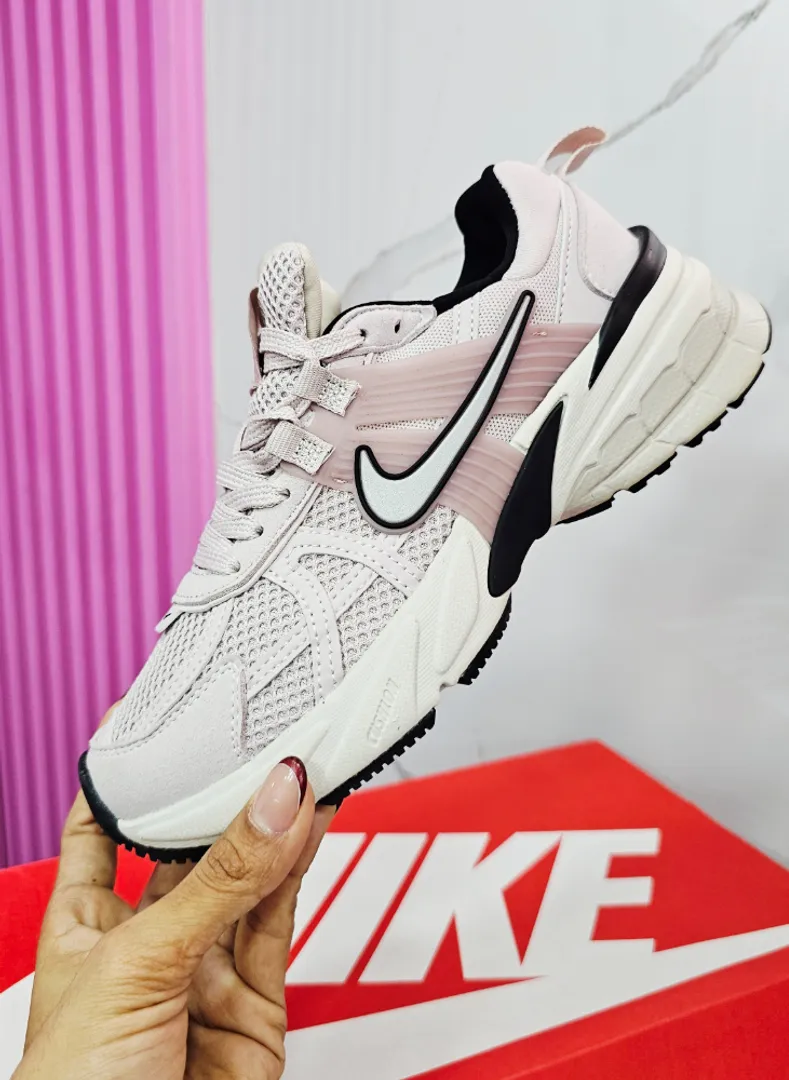 NIKE V2K RUN MORA