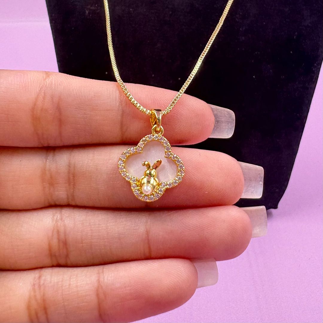 COLLAR CONEJO PIEDRITAS