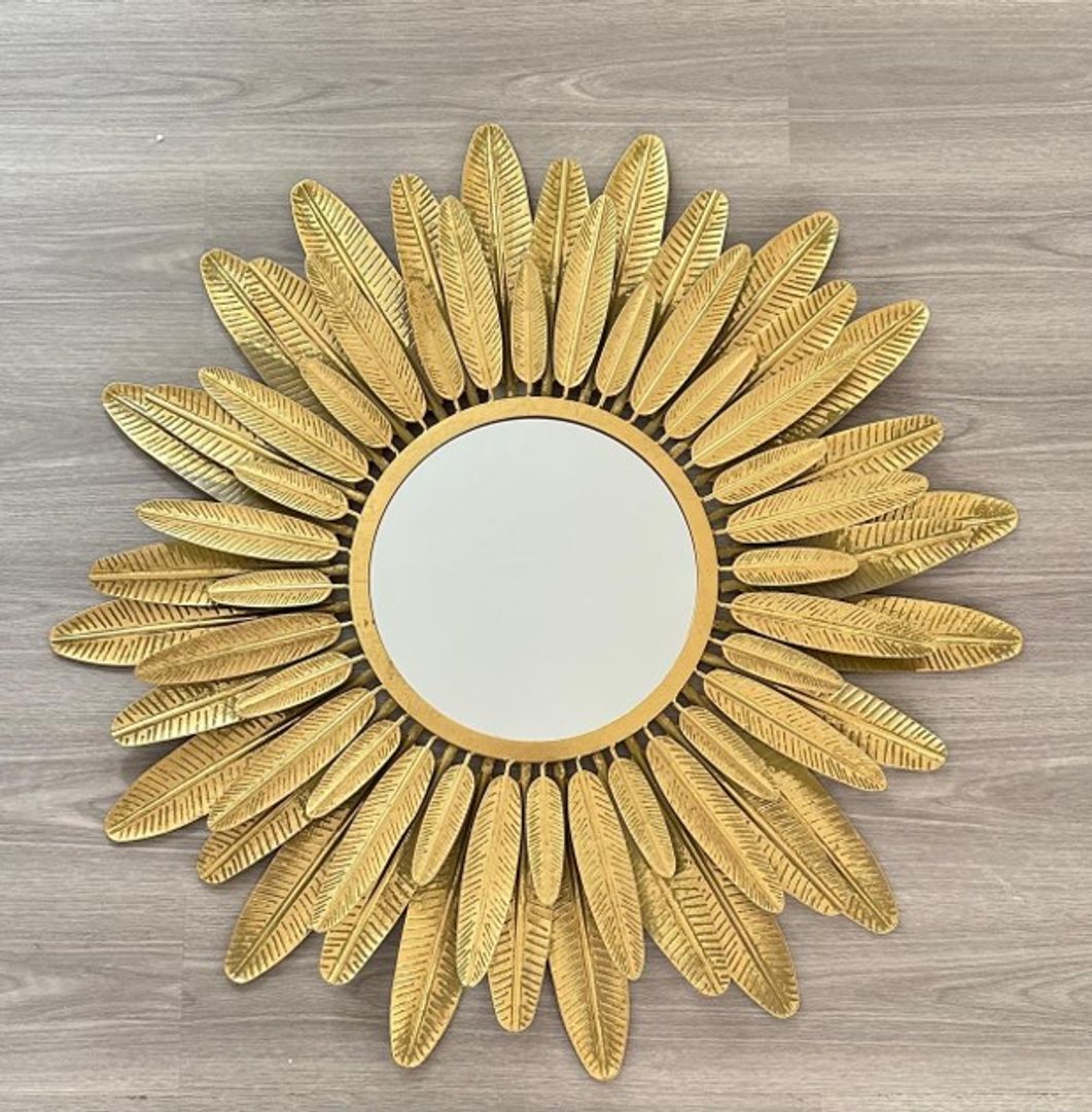 Espejo con plumas en dorado.