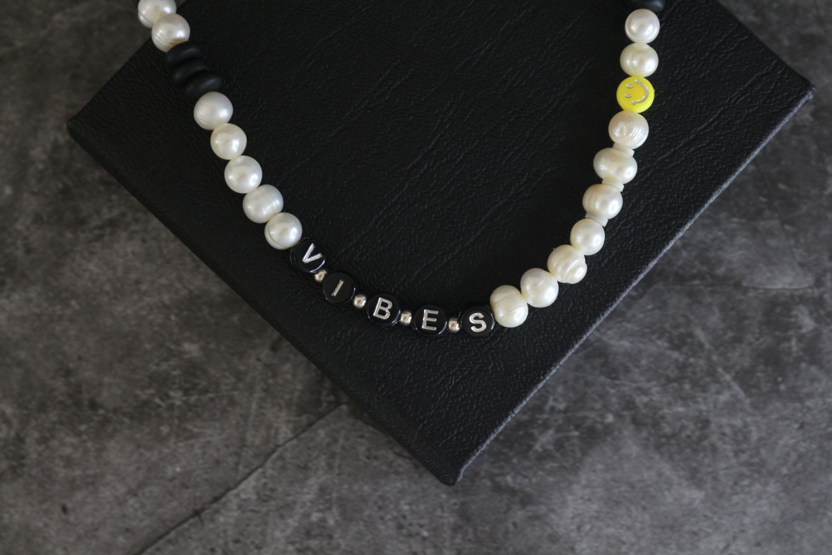 Collar perlas de rio + palabra