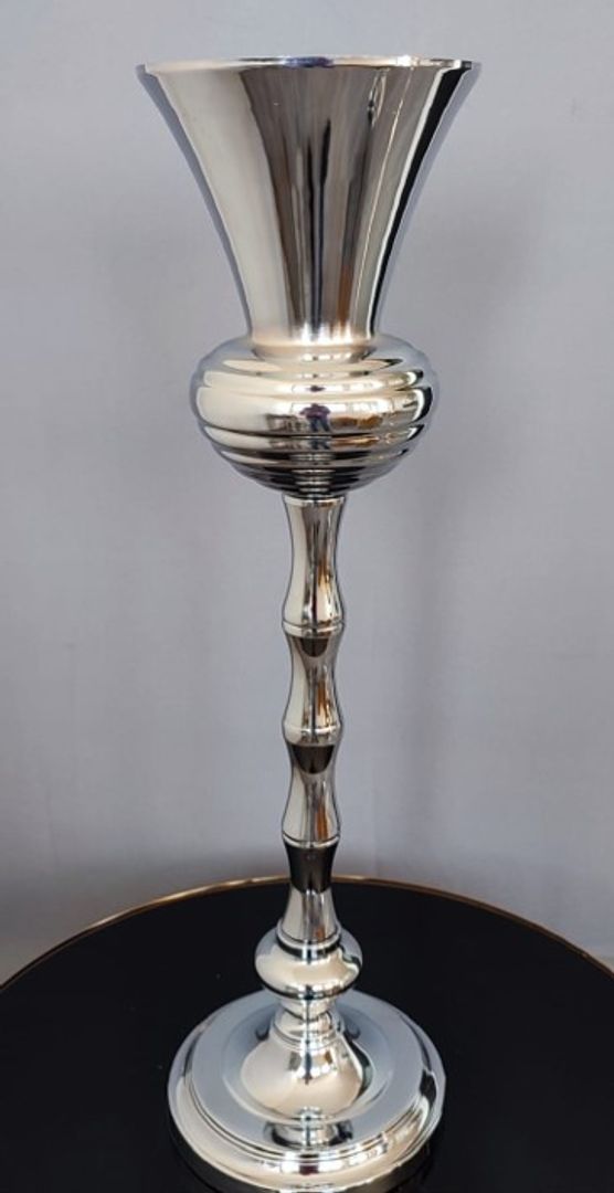 base para flores plateada en metal.