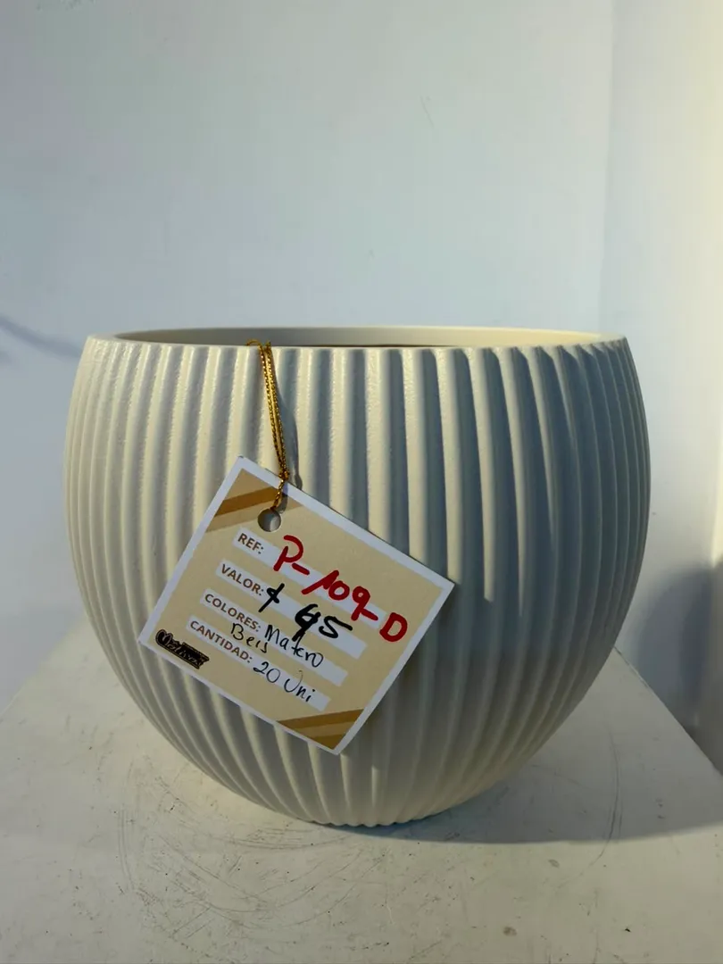MATERO PLASTICO CIRCULAR TALLADO CREMA PEQUEÑO