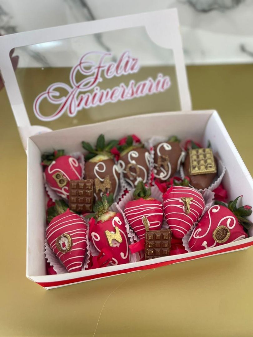 cajitas de frutillas bañadas en chocolate