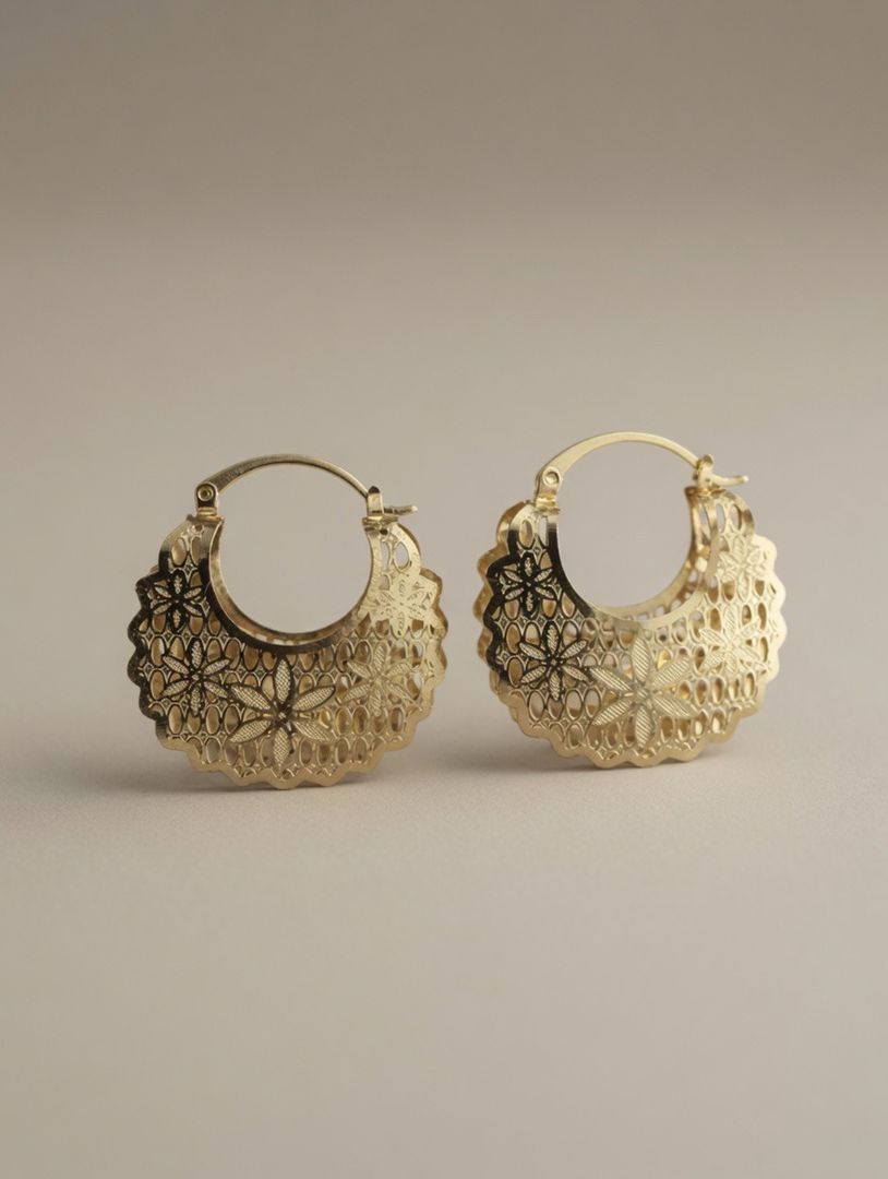 Pendientes de aro dorados con encaje floral calado.